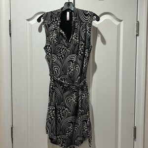 Sweet Pea M black/white sleeveless bold print lined nylon stretchy belt euc